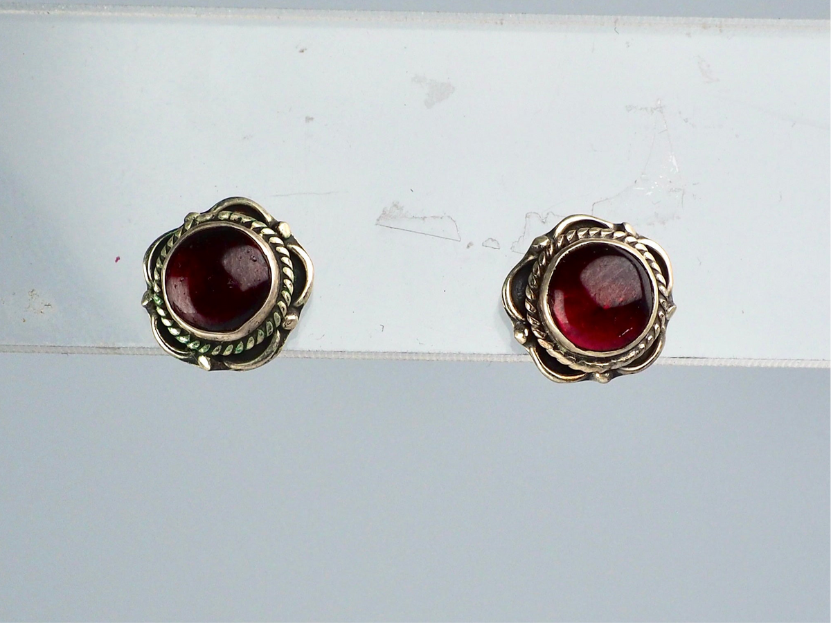 Garnet stud earring Silver 925