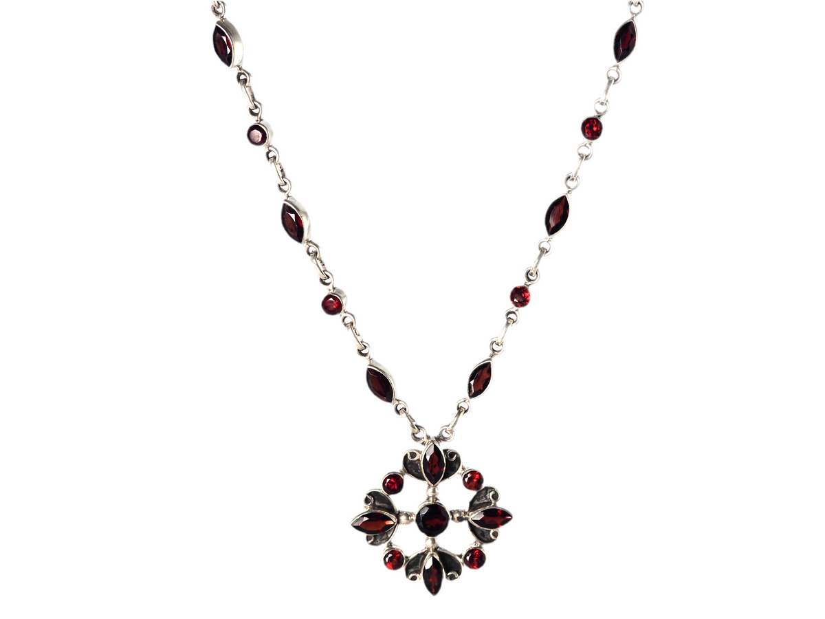 Eternal Bloom Necklace Granate