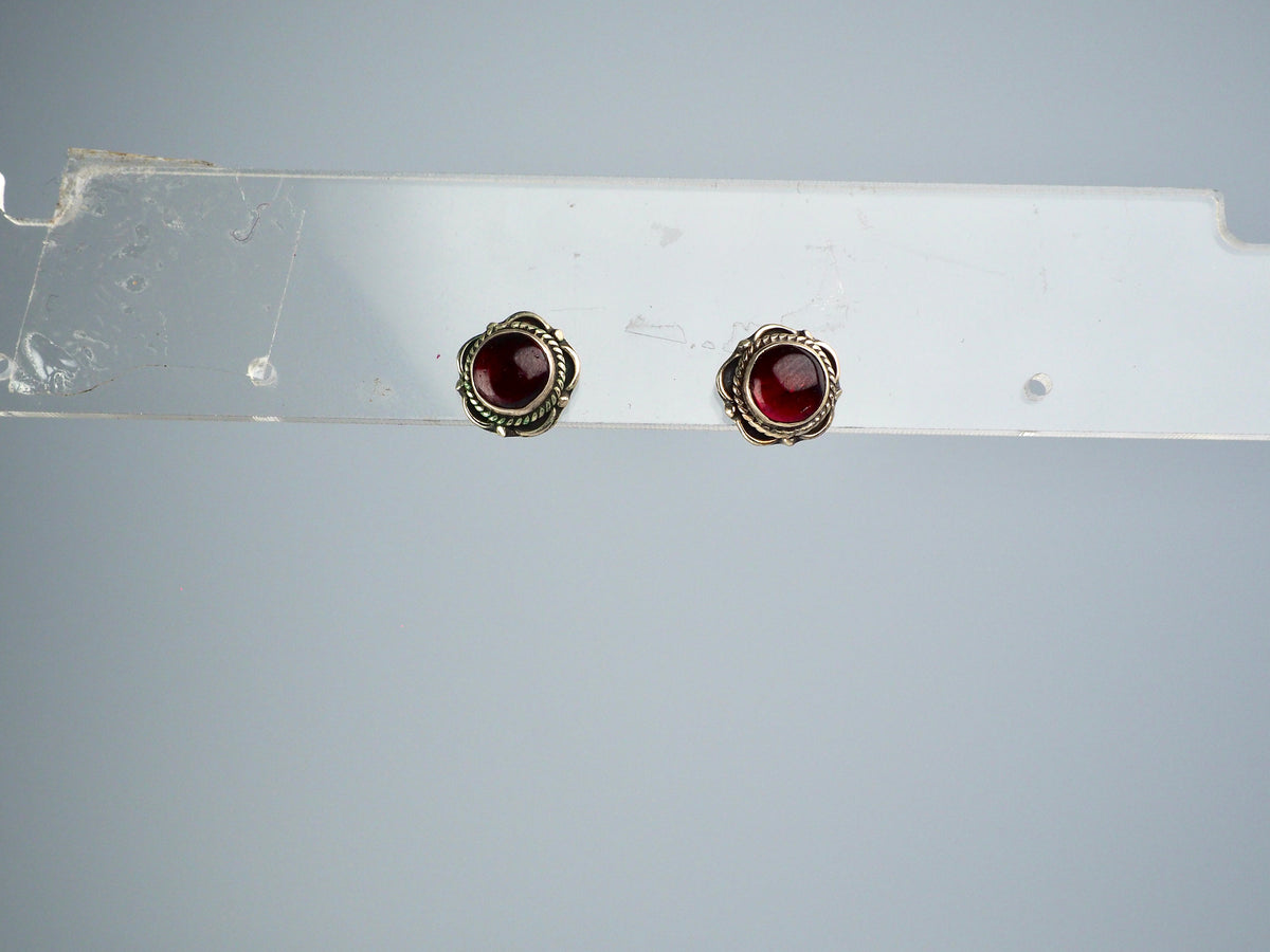 Garnet stud earring Silver 925