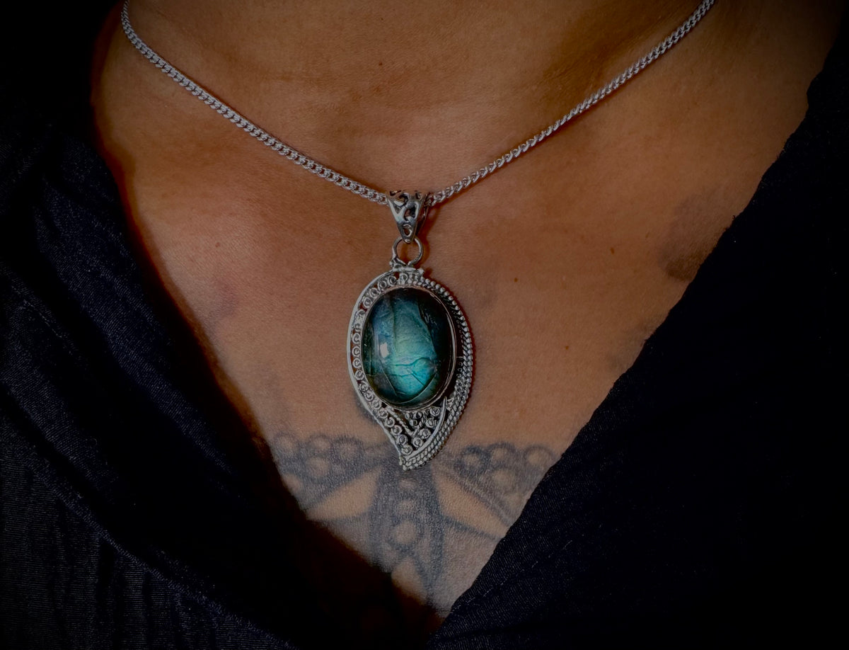 Luminous Labradorite Fosi Pendant