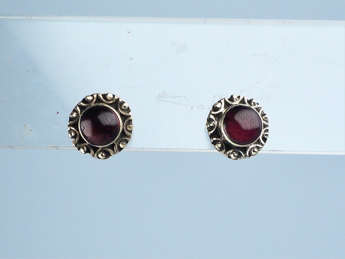 Garnet stud earring Silver 925
