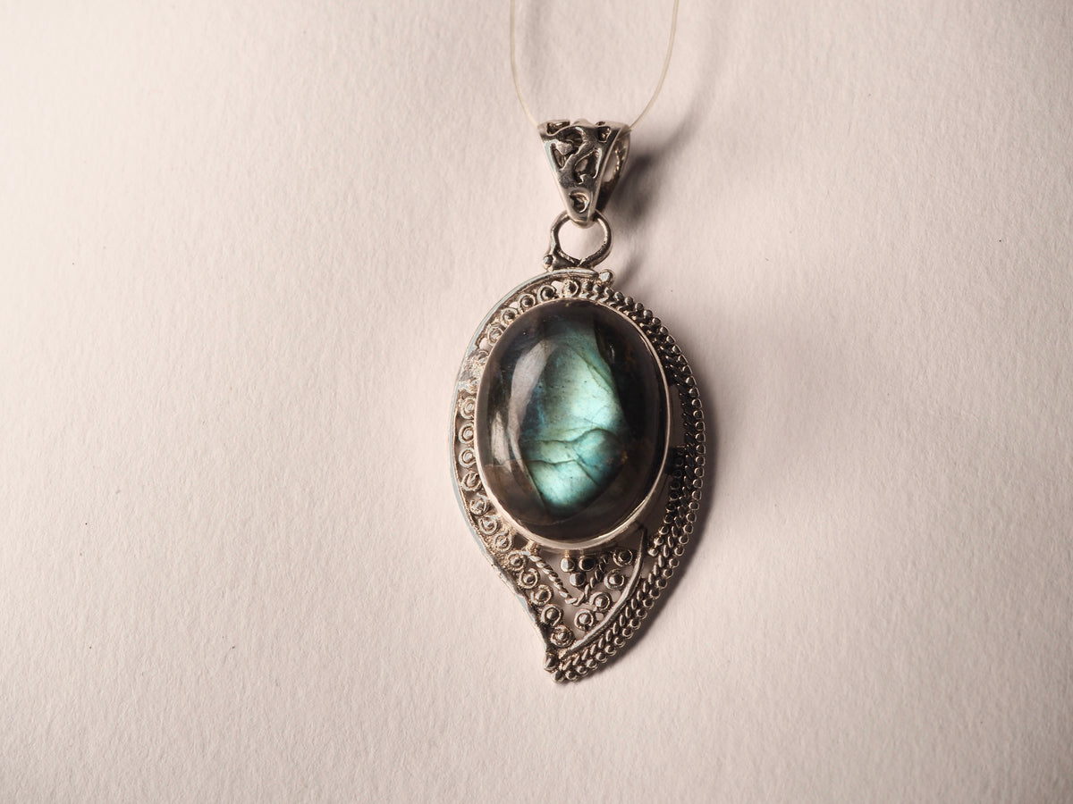 Luminous Labradorite Fosi Pendant