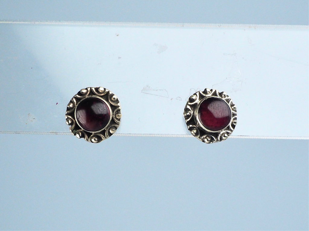 Garnet stud earring Silver 925