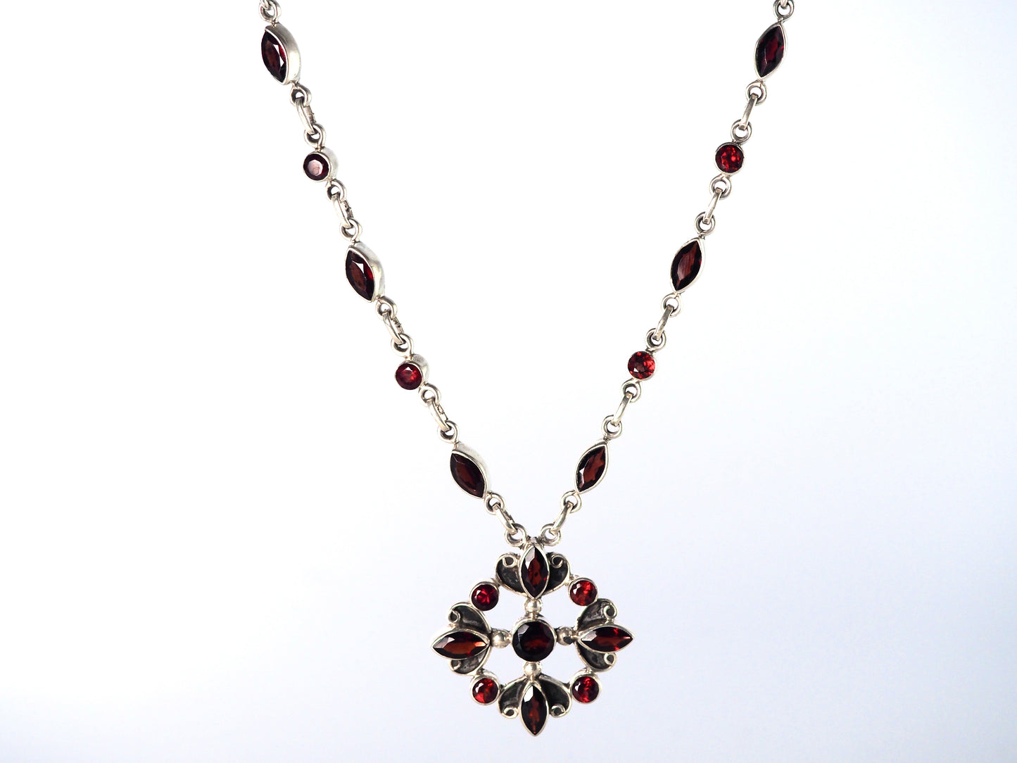 Eternal Bloom Necklace Granate